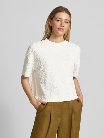 Vrouwenmodel draagt Relaxed Fit T-shirt uit viscosemix model 'Keena' van Someday, structuurpatroon, crèmekleur, ronde hals, voorkant bovenlichaam close-up.