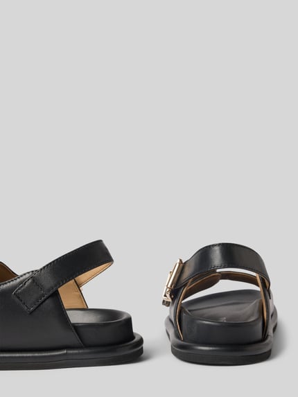 Produktfoto, Sandalette aus Leder mit Riemen und Dornschließen von ALMA EN PENA in Schwarz, abgerundete Spitze, flache Sohle, 1 cm Absatzhöhe, glatte Oberfläche