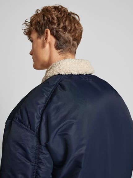 REVIEW Bomberjacke mit Leistentaschen Marine 3