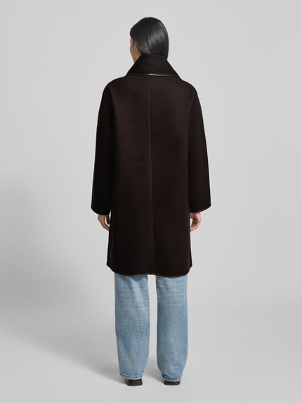 Frauenmodel trägt Oversized Mantel mit Schalkragen Modell 'FORTUNE MANJA' von Vero Moda in Melange-Optik aus Filz, Ganzkörperansicht Rückansicht.