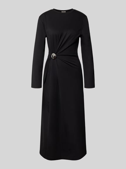 Produktfoto, schwarzes Midikleid mit Drapierung, taillierter Schnitt, Rundhalsausschnitt, Modell 'CAMESSIA' von DRYKORN, glatte Textur