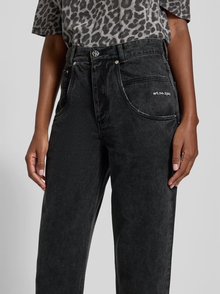 Frauenmodel trägt Jeans mit 5-Pocket-Design von black palms in Schwarz, Reine Baumwolle, Lockerer-Schnitt, Label-Stitching, Nahaufnahme Oberkörper.