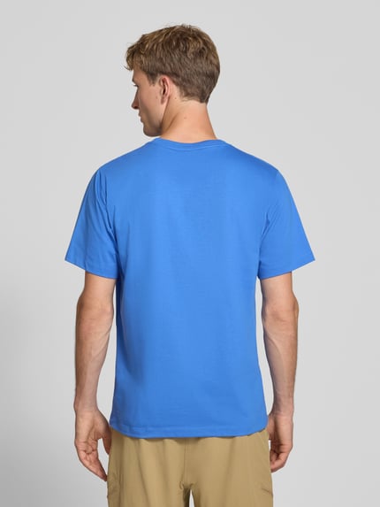 Männermodel trägt Regular Fit T-Shirt mit Rundhalsausschnitt Modell 'EVOLUTION' von The North Face in Blau, Ganzkörperansicht Rückansicht. Kontext: Herren T-Shirt, Label-Stitching, Rückenlänge bei Größe M 72 cm.
