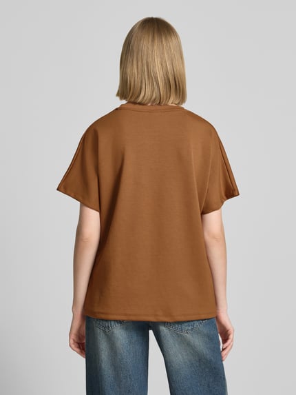 Frauenmodel trägt Damen T-Shirt mit Rundhalsausschnitt Modell 'BANU' von Soyaconcept in Braun, Relaxed-Fit, Material-Mix mit Modal-Anteil, Ganzkörperansicht Rückansicht.