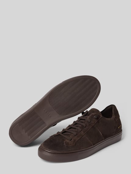 Produktfoto, Sneaker aus Leder mit Label-Detail Modell 'Jase Ease' von Nubikk in Braun, abgerundete Form, strukturierte Sohle, Schnürverschluss, Beschichtung matt, abgesetzte Texturen, flacher Absatz, Größenangaben im Kontext