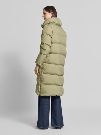 Vrouwenmodel draagt Regular Fit Daunenmantel met afneembare rugzakriemen van Marc O'Polo in lichtgroen, Dames lange donsjas, volledige achterkantaanzicht
