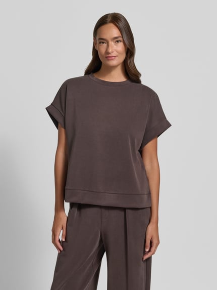 Frauenmodel trägt Sweatshirt aus Micromodal-Mix mit Rundhalsausschnitt von Rich & Royal in Braun, Regular Fit, Kappärmel, Ganzkörperansicht von vorne.