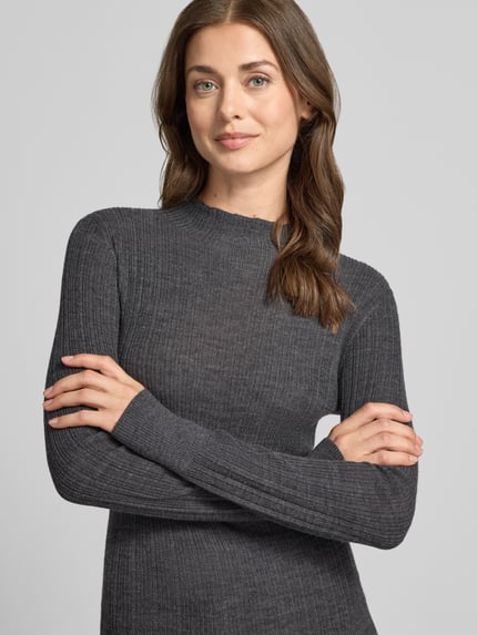 Frauenmodel trägt Slim Fit Turtleneck-Pullover aus reiner Wolle von Jake*s Collection in Dunkelgrau mit feiner Rippstruktur, Nahaufnahme Oberkörper.