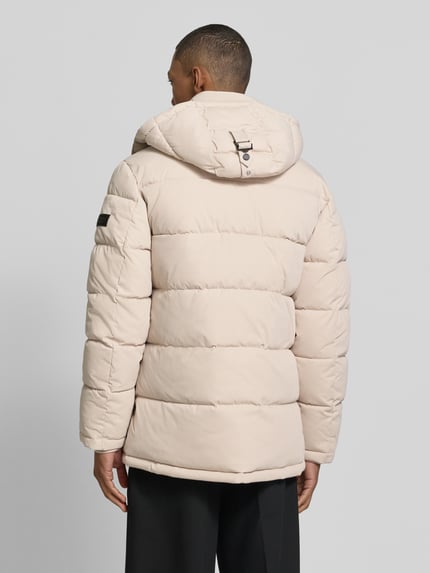 Männermodel trägt Regular Fit Steppjacke mit Brusttasche von s.Oliver RED LABEL, unifarben, strukturierte Oberfläche, Longline, Ganzkörperansicht Rückansicht.