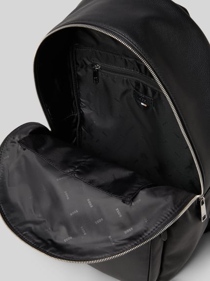 Produktfoto, plecak z label-prägung model 'Ray' od BOSS, czarny, strukturalny, główna przegroda z zamkiem błyskawicznym, wewnętrzna kieszeń na zamek, szerokie 29 cm, długość 42 cm, głębokość 14 cm.