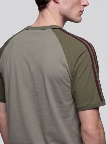 adidas Originals T-Shirt aus Leinen mit Kontraststreifen Graphit 3