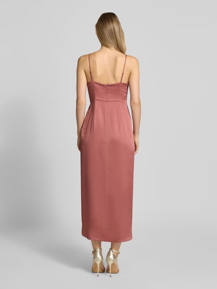 Frauenmodel trägt Regular Fit Midikleid mit verlängerter Rückseite von Jake*s Cocktail in Satin mit Spaghetti-Trägern, Ganzkörperansicht Rückansicht.