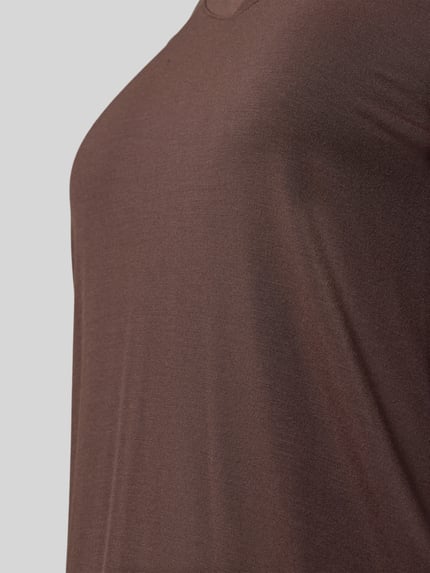 Frauenmodel trägt Regular Fit Pyjama-Oberteil aus elastischem Material-Mix von SCHIESSER in Braun, feine Textur, Nahaufnahme Oberkörper.