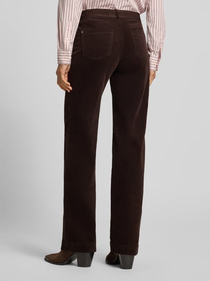 Frauenmodel trägt Regular Fit Cordhose mit seitlichen Eingrifftaschen Modell 'Jenny Wide' von TONI, Struktur-Muster, unifarben, Ganzkörperansicht Rückansicht.