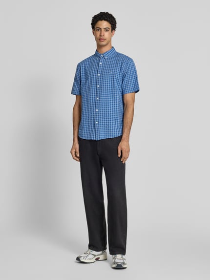 Männermodel trägt Relaxed Fit Freizeithemd aus reiner Baumwolle Modell 'AUTHENTIC BUTTON DOWN' von Levi's®, Mehrfarbig, Ganzkörperansicht von vorne.