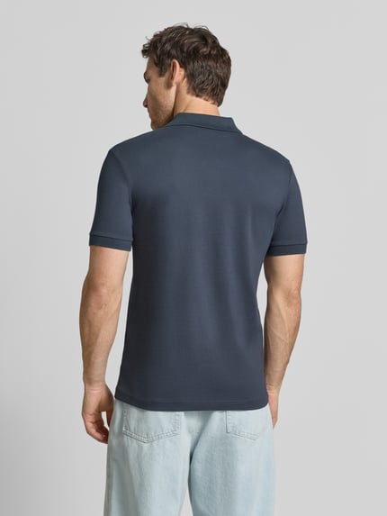Mannelijk model draagt donkerblauw regular fit poloshirt uit katoenmix model 'Passenger' van BOSS Orange, heren poloshirt, volledige rugaanzicht.