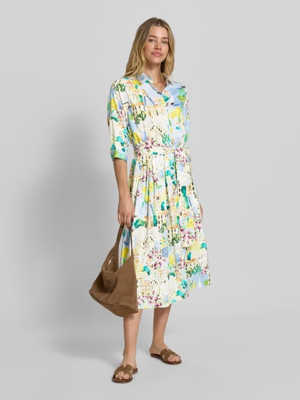 Frauenmodel trägt Hemdblusenkleid mit Bindegürtel und Knopfleiste von Milano Italy aus Reine Baumwolle, Taillierter Schnitt, Midikleid, Hemdblusenkragen, bunte Muster, Ganzkörperansicht von vorne.