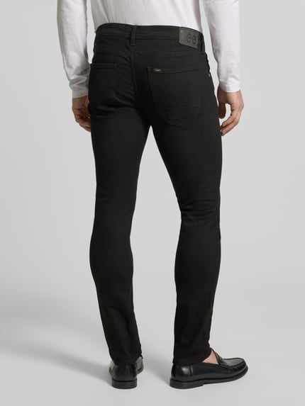 Männermodel trägt Slim Fit Jeans im 5-Pocket-Design Modell 'LUKE' von Lee in Schwarz, Baumwoll-Mix, Ganzkörperansicht Rückansicht.
