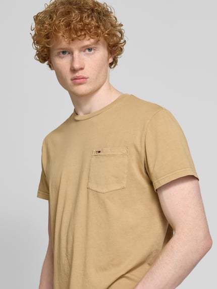 Tommy Jeans Regular fit T-shirt van katoen met borstzak Beige - 3