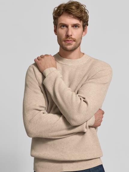 Männermodel trägt cremefarbenen Regular Fit Pullover aus Viskose-Mix Modell 'MATTI' von Jake*s, Herren Pullover, Nahaufnahme Oberkörper.