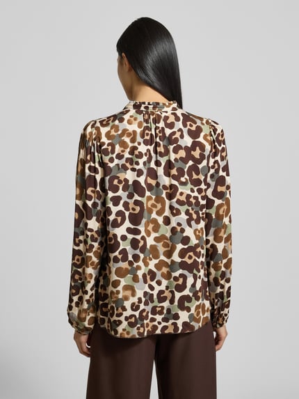 Frauenmodel trägt Hemdbluse mit Knopfleiste von Smith and Soul aus Reine Viskose, lockerer Schnitt, Stehkragen, elastische Ärmelabschlüsse, Rückansicht.