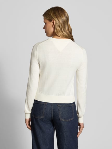 Kobiece modelka nosi sweter Regular Fit Pullover aus Baumwoll-Mix od Tommy Jeans, kremowy, gładka faktura, widok całej sylwetki od tyłu.
