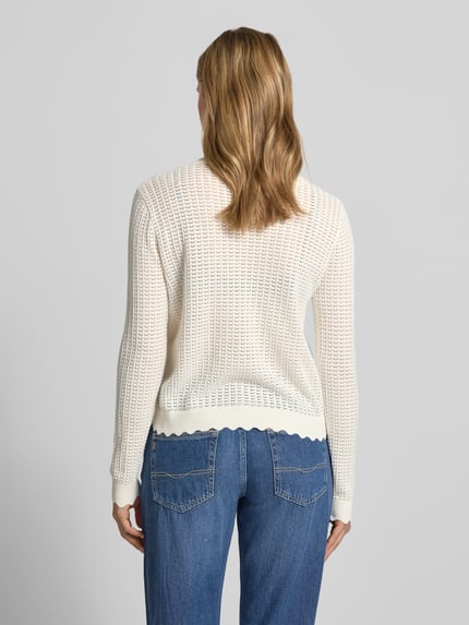 Frauenmodel trägt Regular Fit Strickjacke aus reiner Baumwolle Modell 'SCOUT' von Pieces, Optik: Unifarben, Semitransparente-Optik, Rundhals, Langarm, Strick, Rumpfabschluss gerippt, Ganzkörperansicht Rückansicht.