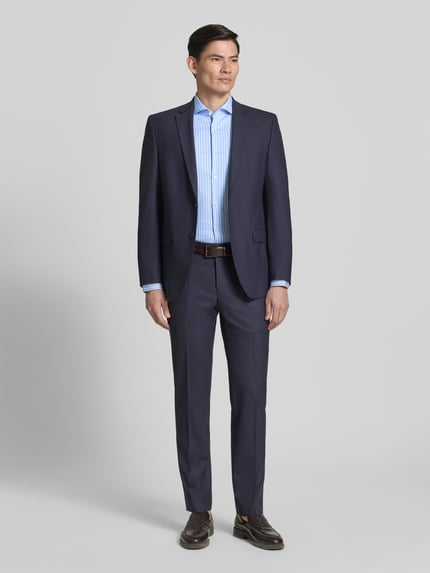 Męski model nosi Slim Fit Businesshemd aus Baumwoll-Mix Modell 'HANK-SP-C1' von BOSS, dwukolorowy, wzór w paski, długi rękaw, kołnierzyk typu cutaway; długość longline, mieszanka bawełny, całkowity widok z przodu.