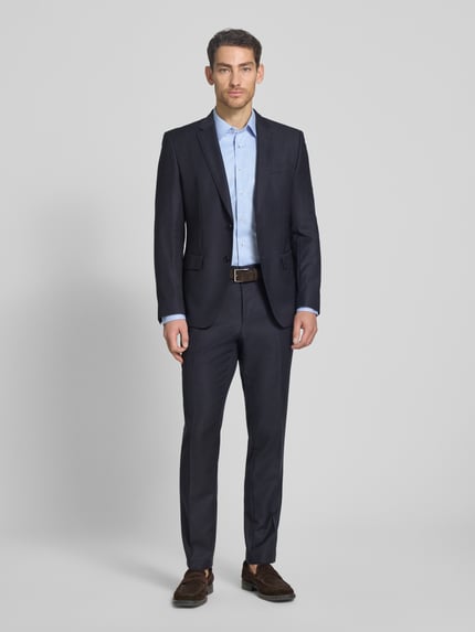 Männermodel trägt Regular Fit Business-Hemd mit Kentkragen von ETERNA, Reine Baumwolle, Langärmelig, Ganzkörperansicht von vorne.