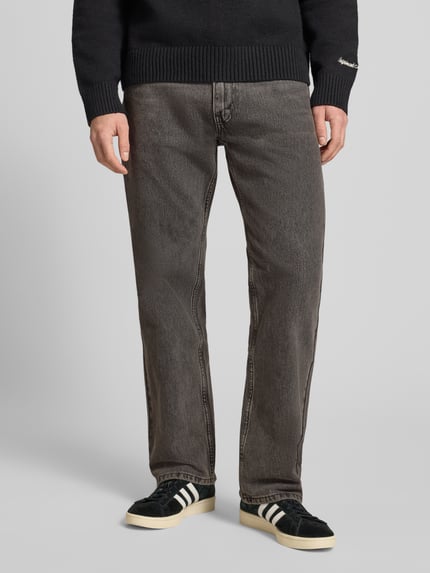 Męski model nosi Jeans mit 5-Pocket-Design od Levi's®, czarna bawełna, krój relaxed fit, szerokość w rozmiarze 32/32: 42 cm, długość nogawki wewnętrznej: 78 cm, widok na całe ciało z przodu.