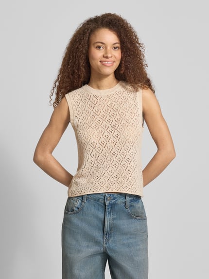 Vrouwenmodel draagt Regular Fit spencer met ronde hals model 'SUNNY' van Only, look: effen, semi-transparante look, materiaalverwerking: knitwear, rompzoom: rolzoom, detailopname bovenlichaam, vooraanzicht.
