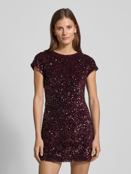 Frauenmodel trägt Minikleid mit Pailletten Modell 'XWILL' von Mango, samtig, figurbetont, dunkle Töne, Nahaufnahme Oberkörper.