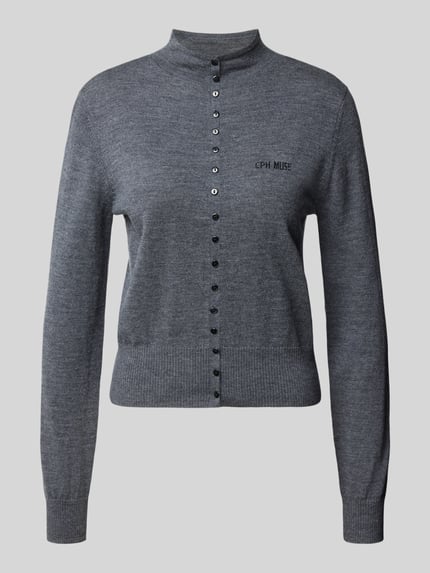 Produktfoto, szary kardigan rozpinany z wełny z logo, stójką i listwą guzikową, krój regular fit, Model 'KENNA' od Cph Muse, długość tyłu w rozmiarze S: 54 cm, długość rękawa w rozmiarze S: 65 cm