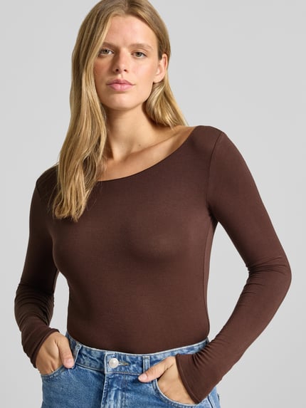 Frauenmodel trägt Slim Fit Langarmshirt U-Boot-Ausschnitt von REVIEW, braun, Lyocell-Mix mit Stretch, elastischer Bund, Nahaufnahme Oberkörper.