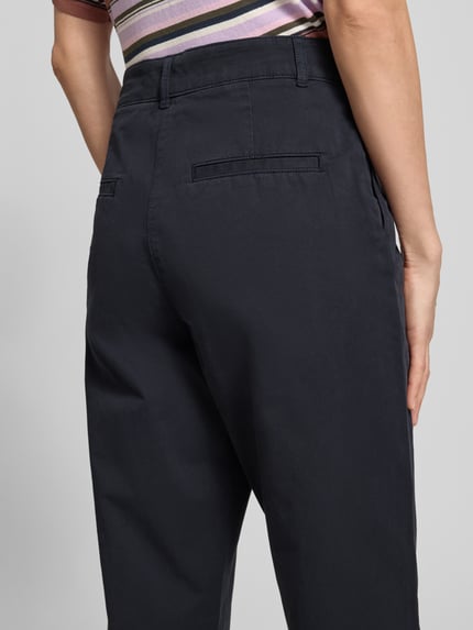 Frauenmodel trägt Chino mit Paspeltaschen am Gesäß von Jake*s Casual, Relaxed-Fit, dunkelblau, Detailaufnahme Rückansicht, Eingrifftaschen, verkürzte Passform, Bundweite 37 cm, Innenbeinlänge 68 cm bei Größe 36.