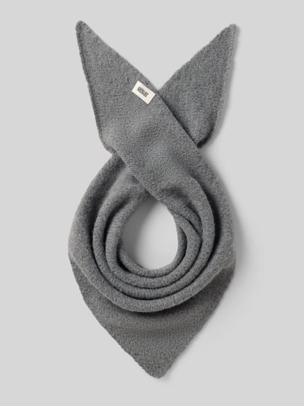 Produktfoto, Dreieckstuch mit Woll-Anteil von DRYKORN in Grau, Material-Mix in Strick-Optik, Label-Patch, eingefasste Abschlüsse, Breite 58 cm