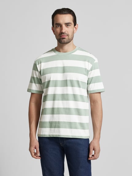 Männermodel trägt Oversized T-Shirt mit Rundhalsausschnitt von Lindbergh aus reiner Baumwolle mit Streifenmuster, Ganzkörperansicht von vorne.