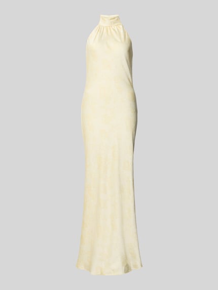 Produktfoto, Abendkleid mit Neckholder Modell 'Fiona' von Neo Noir in Maxilänge aus cremefarbenem Satin mit taillierter Passform und Stehkragen, Strukturmuster sichtbar