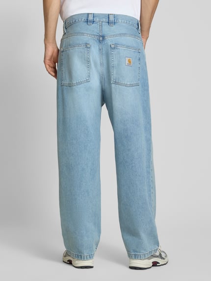 Männermodel trägt Relaxed Fit Jeans aus reiner Baumwolle Modell 'Brandon' von Carhartt Work In Progress in Hellblau mit 5-Pocket-Design, Ganzkörperansicht Rückansicht. Kontext: Herren Jeans, Knopf- und Reißverschluss, Gürtelschlaufen, Bundweite 46 cm, Innenbeinlänge 73 cm.