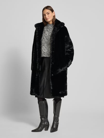 Frauenmodel trägt Regular Fit Webpelzmäntel mit Umlegekragen Modell 'CETEDIA' von BOSS, unifarbenes Kunstfell, Ganzkörperansicht von vorne.