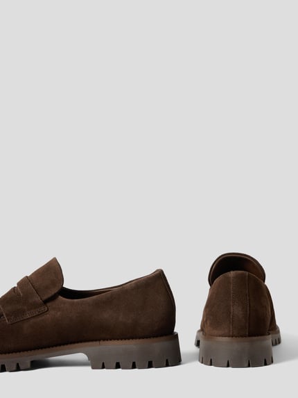 Produktfoto, Loafer mit Strukturmuster von Copenhagen, brauner Zierbesatz, abgerundete Passform, profilierte Sohle, Größe 40: 3 cm Absatz, 7 cm Schafthöhe, 11 cm Schaftweite, braune Wildleder-Optik, weiche Textur, robuste Form