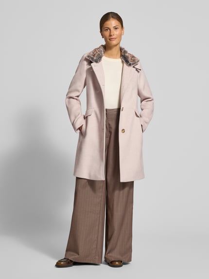 Frauenmodel trägt Mantel mit Kunstfell und Pattentaschen von Christian Berg Woman Selection, Mieszanka materiałów z dodatkiem wełny, krój slim fit, stójka, listwa guzikowa, kieszenie z patką, jasnoróżowa kolorystyka, matowa tekstura, Długość tyłu w rozmiarze 36: 90 cm, szerokość ramion w rozmiarze 36: 39 cm, szerokość klatki piersiowej w rozmiarze 36: 55 cm, długość rękawów w rozmiarze 36: 63 cm, Ganzkörperansicht von vorne
