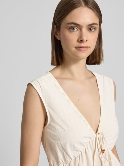 Frauenmodel trägt Regular Fit Blusentop aus Baumwoll-Viskose-Leinen-Mix Modell 'NELSA' von Only, Optik: Unifarben, Nahaufnahme Oberkörper