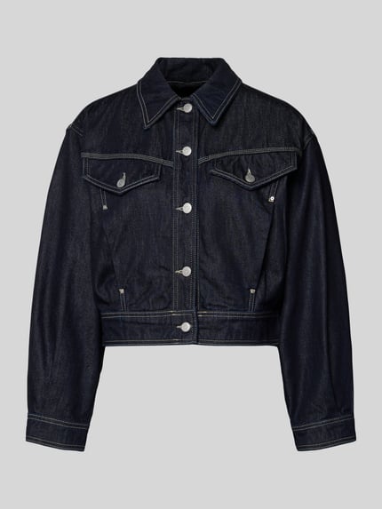 Produktfoto, Regular Fit Jeansjacke aus Baumwoll-Lyocell-Mix Modell 'BOMBER TRUCKER 1.0' von BOSS Orange, Cropped-Länge, Denim-Optik, dunkles Blau, einreihige Knopfleiste, Umlegekragen, Rückenpasse, Langarm, Manschetten, seitliche Eingrifftaschen und Brusttaschen, strukturierte Textur.