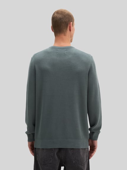 Mannenmodel draagt Regular Fit Pullover aus reiner Baumwolle van Marc O'Polo in grijsblauw met fijne structuur, volledige lichaamsaanzicht achterkant, Heren pullover