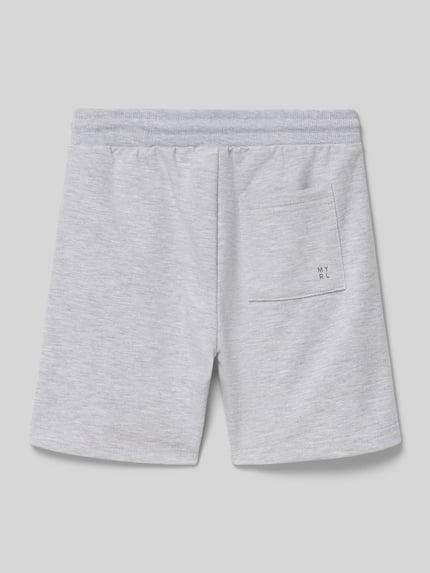 Produktfoto, Sweatshorts mit Seiten- und Gesäßtaschen von Mayoral, jasnoszary kolor, bawełniany miks z elastanem, prosty krój, elastyczny pas z troczkiem, kieszenie boczne i tylne, Szerokość w rozmiarze 116: 28 cm, długość nogawki wewnętrznej: 13 cm