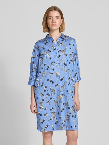 Frauenmodel trägt Relaxed Fit Kleid mit Allover-Motiv-Print von Smith and Soul in Blau, Baumwolle, Umlegekragen, Halbarm, Knopfleiste, Ganzkörperansicht von vorne.