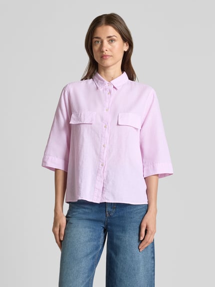 Vrouwenmodel draagt blouse uit mix van katoen en linnen met borstzakken model 'BEA' van 0039 Italy, loose fit, overhemdkraag, knoopsluiting, 3/4-mouwen, ruglengte maat S 57 cm, mouwlengte maat S 37 cm, lichtroze kleur, rechte vormen, fijne textuur, voorkant volledig zichtbaar, geheelvooraanzicht.