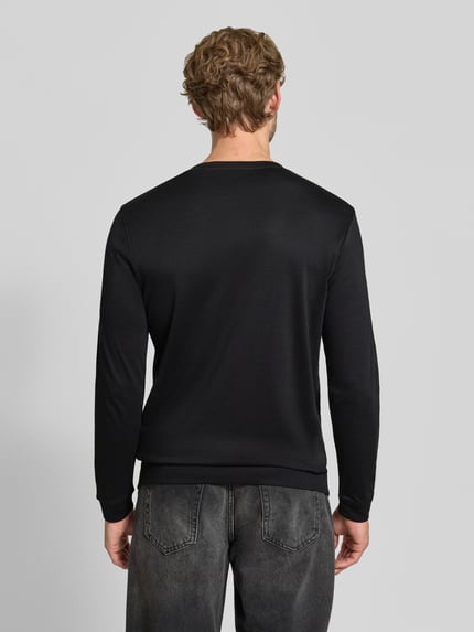 Männermodel trägt Regular Fit Longsleeve aus reiner Baumwolle Modell 'Pima' von RAGMAN, schwarze Farbe, Ganzkörperansicht Rückansicht.