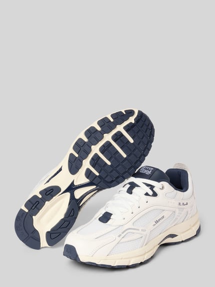 Produktfoto, Sneaker aus Leder-Mix Modell 'Re-Run Classics' von The Mercer, białe i granatowe barwy, strukturalna podeszwa, zaokrąglony krój, sznurowane, detal z logo, wysokość obcasa w rozmiarze 44: 4 cm, wysokość cholewki w rozmiarze 44: 8 cm, szerokość w rozmiarze 44: 9 cm